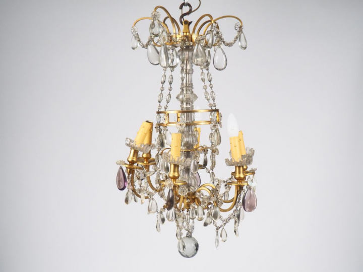 BACCARAT.  Lustre à pampilles éclairant à 6 lumières. Signé sur les co