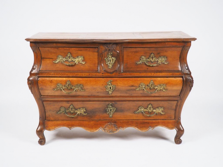 Commode tombeau Louis XV en noyer ouvrant à 4 tiroirs sur 3 rangs, des
