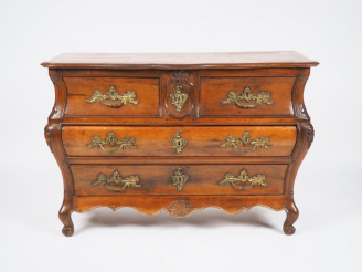 Vente aux enchères Commode tombeau Louis XV en noyer ouvrant à 4 tiroirs sur 3 rangs, des