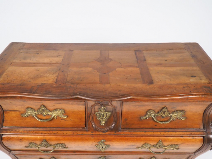 Commode tombeau Louis XV en noyer ouvrant à 4 tiroirs sur 3 rangs, des