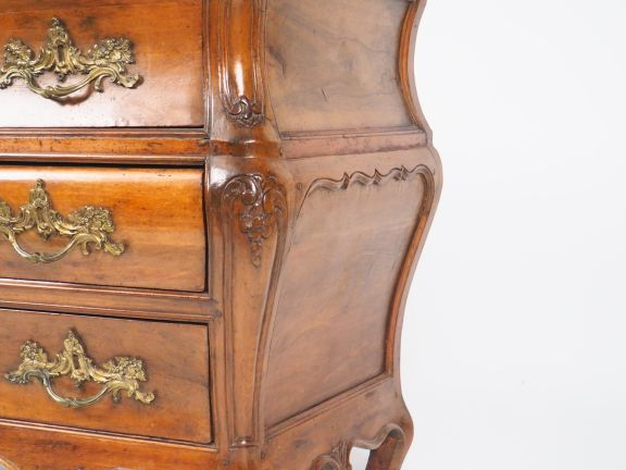 Commode tombeau Louis XV en noyer ouvrant à 4 tiroirs sur 3 rangs, des