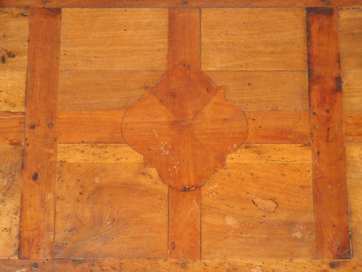 Commode tombeau Louis XV en noyer ouvrant à 4 tiroirs sur 3 rangs, des