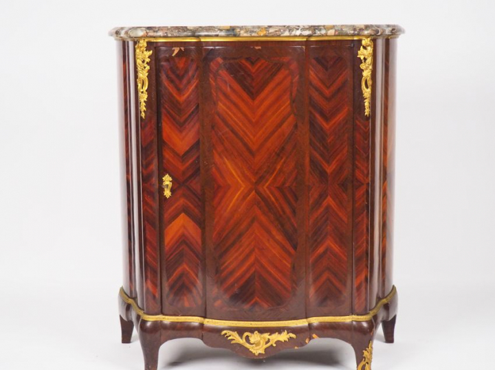 Meuble d'appui de style Louis XV en marqueterie ouvrant à une porte ga