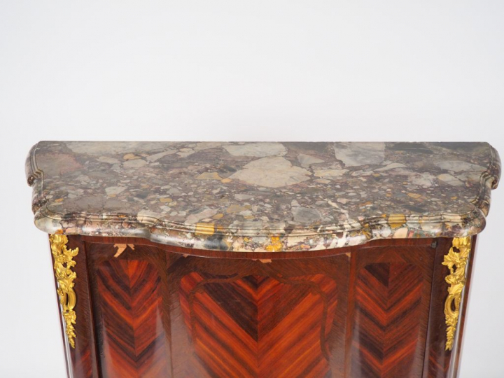 Meuble d'appui de style Louis XV en marqueterie ouvrant à une porte ga