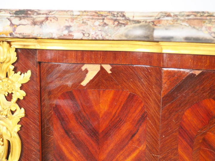 Meuble d'appui de style Louis XV en marqueterie ouvrant à une porte ga