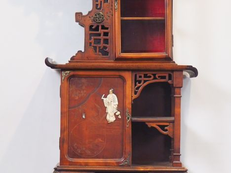 Cabinet vitrine de style Extrême-Orient dans le goût de Viardot en boi