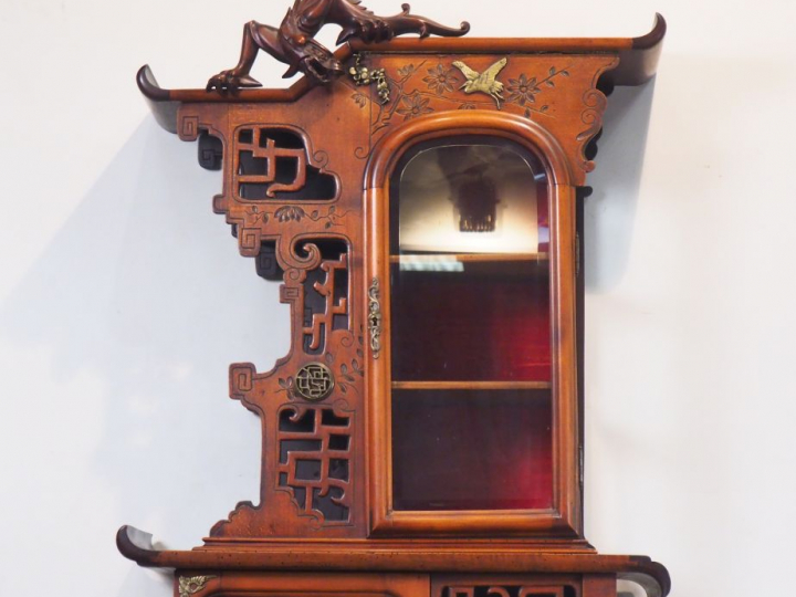 Cabinet vitrine de style Extrême-Orient dans le goût de Viardot en boi