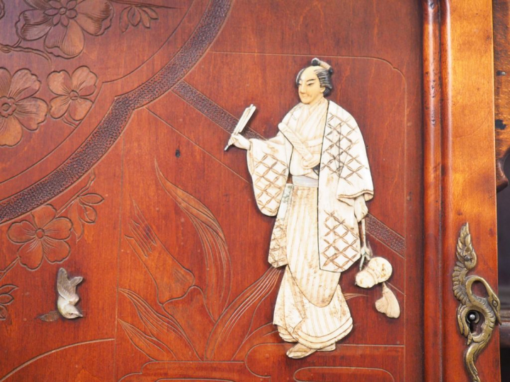 Cabinet vitrine de style Extrême-Orient dans le goût de Viardot en boi