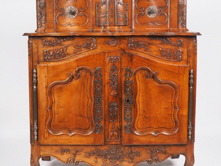 Buffet provençal XVIIIe à glissants en noyer mouluré et sculpte à déco