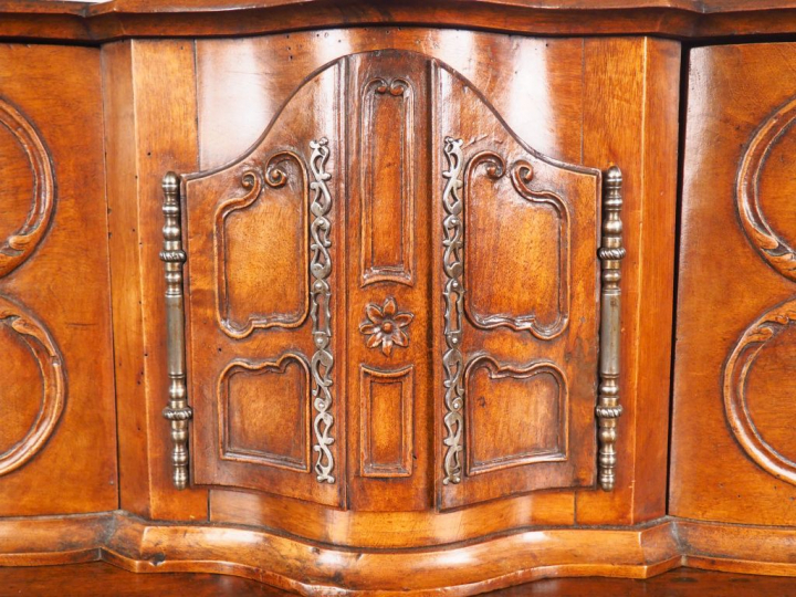 Buffet provençal XVIIIe à glissants en noyer mouluré et sculpte à déco