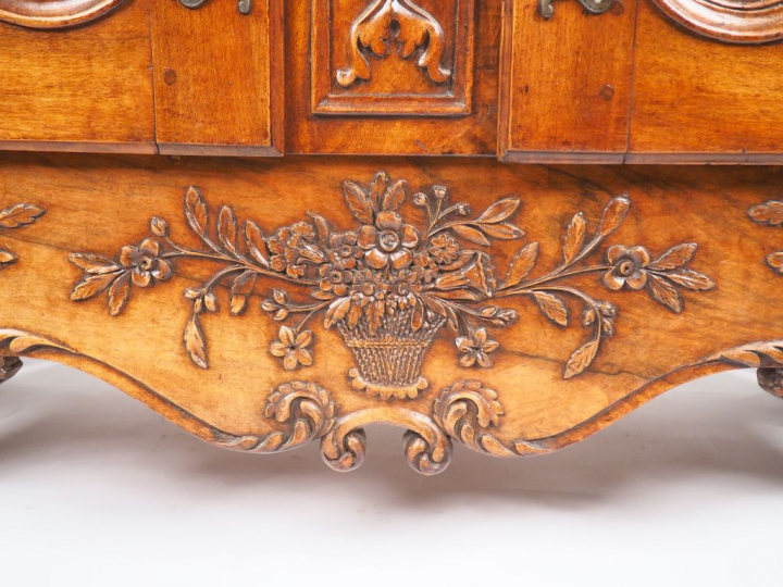 Buffet provençal XVIIIe à glissants en noyer mouluré et sculpte à déco