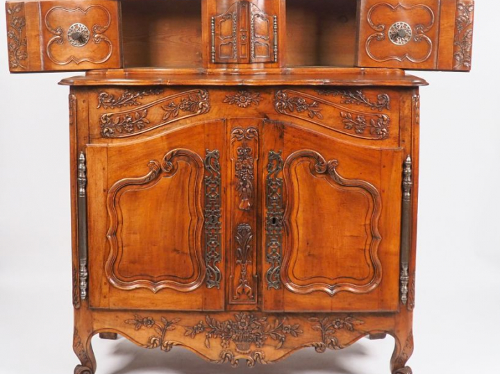 Buffet provençal XVIIIe à glissants en noyer mouluré et sculpte à déco