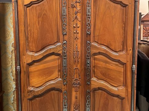 Armoire provençale Louis XV en noyer mouluré et sculpté à décor de pan