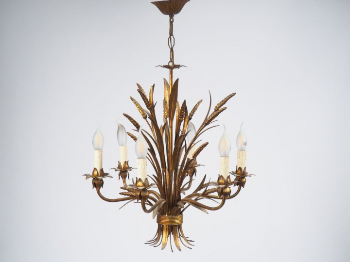 Lustre et paire d'appliques en tôle dorée à décor d'épis de blés. Ecla