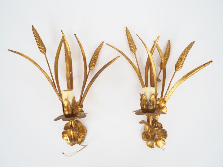 Lustre et paire d'appliques en tôle dorée à décor d'épis de blés. Ecla