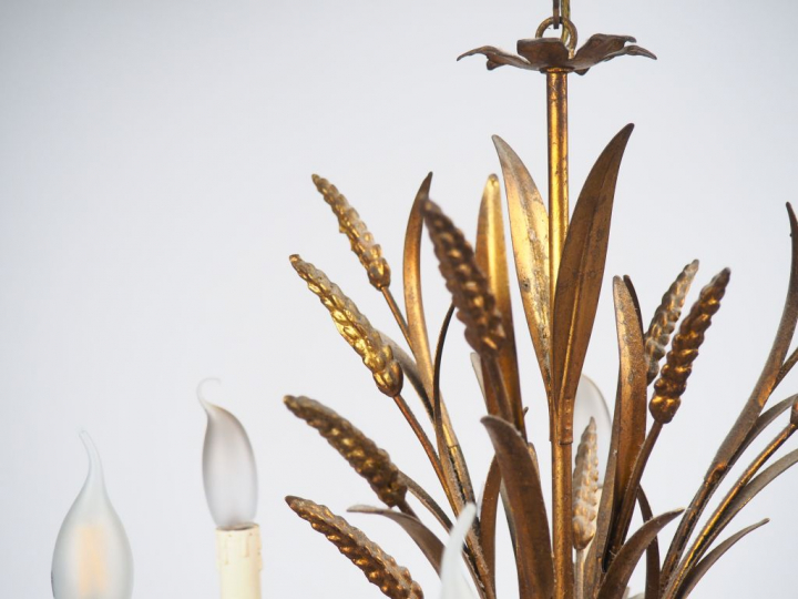 Lustre et paire d'appliques en tôle dorée à décor d'épis de blés. Ecla