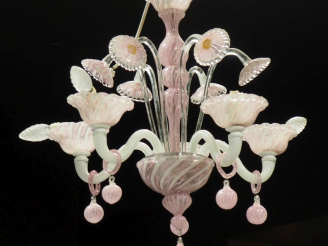 Vente aux enchères Lustre en verre de Venise rose et blanc et orné de 4 fleurs en relief,
