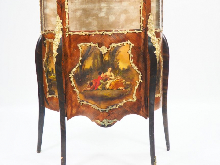 Vitrine Napoléon III de style Louis XV en frisage et bois noirci et ve