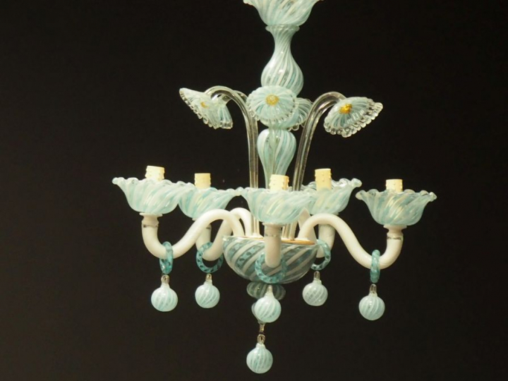 Lustre en verre soufflé de Venise à décor  bleu ciel et blanc et orné 