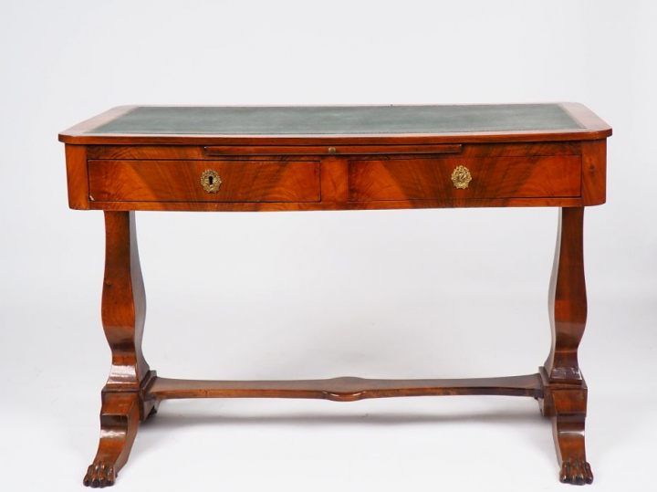 Bureau Napoléon III de style Restauration en acajou et placage d'acajo