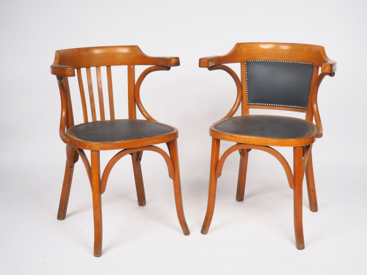 BAUMANN.  10 fauteuils de bistrot  en bois naturel garniture de molesk