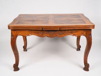 Vente aux enchères Table de salle à manger de style provençal en noyer mouluré et sculpté