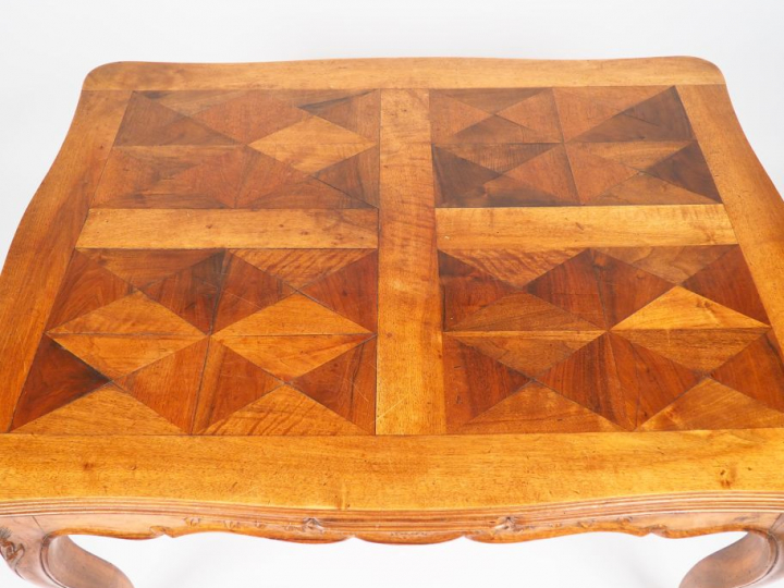 Table de salle à manger de style provençal en noyer mouluré et sculpté