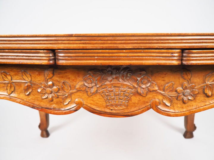 Table de salle à manger de style provençal en noyer mouluré et sculpté