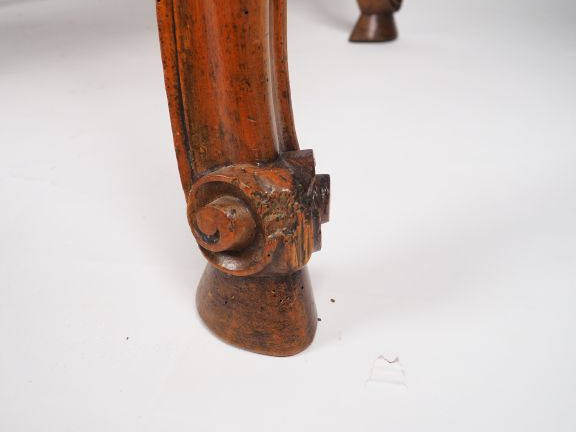 Table de salle à manger de style provençal en noyer mouluré et sculpté