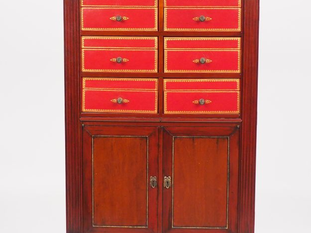 Cartonnier de style Louis XVI en acajou et cuir rouge, ouvrant à 7 tir