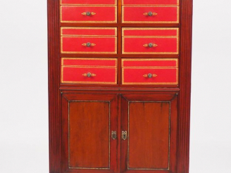 Vente aux enchères Cartonnier de style Louis XVI en acajou et cuir rouge, ouvrant à 7 tir