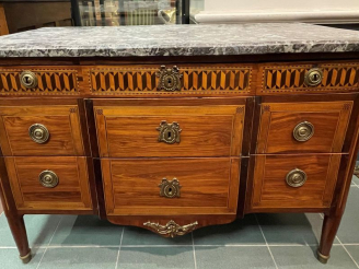 Vente aux enchères Commode Louis XVI en marqueterie à décor de motifs géométriques. Dessu