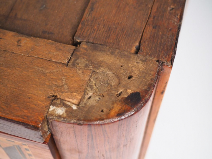 Commode Louis XVI en marqueterie à décor de motifs géométriques. Dessu