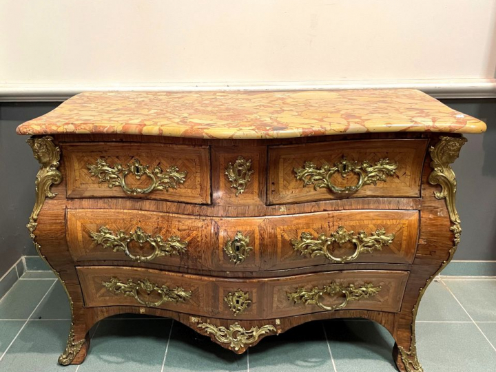 Commode tombeau XVIIIème en marqueterie, riche ornementation de bronze