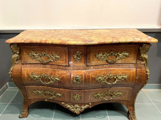 Vente aux enchères Commode tombeau XVIIIème en marqueterie, riche ornementation de bronze