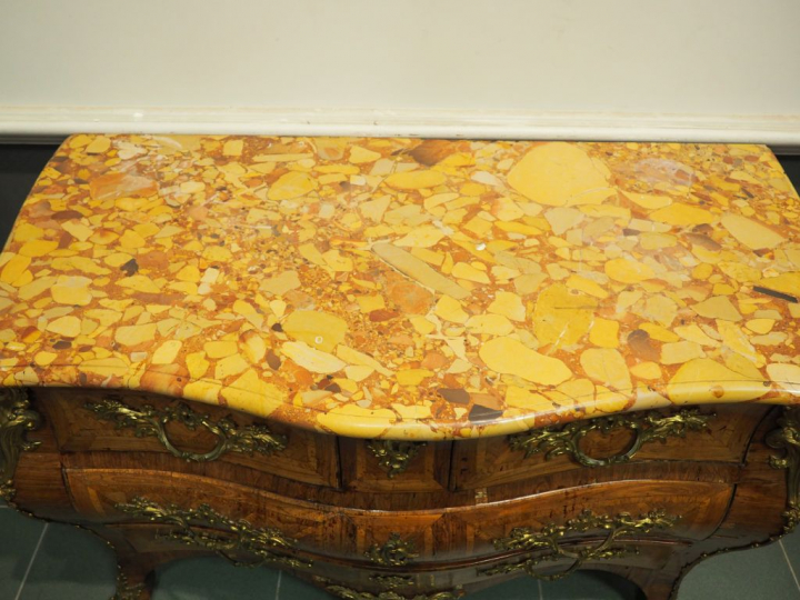 Commode tombeau XVIIIème en marqueterie, riche ornementation de bronze