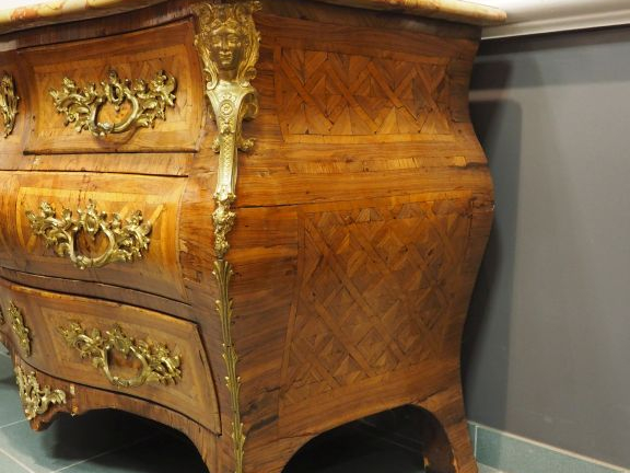 Commode tombeau XVIIIème en marqueterie, riche ornementation de bronze