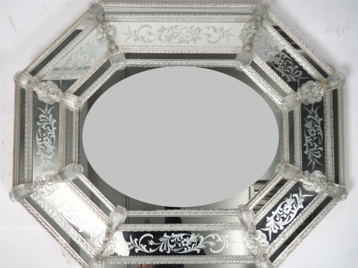 Miroir hexagonal XXème en verre de Venise à décor gravé de fleurs. Dim