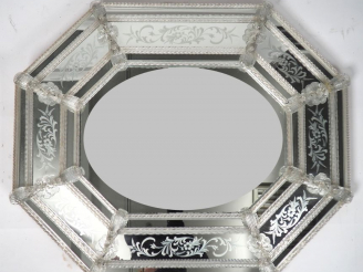 Vente aux enchères Miroir hexagonal XXème en verre de Venise à décor gravé de fleurs. Dim