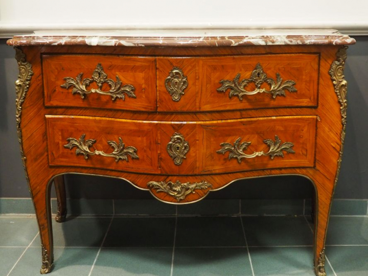 Commode de style Louis XV en frisage et ornementation de bronze à déco