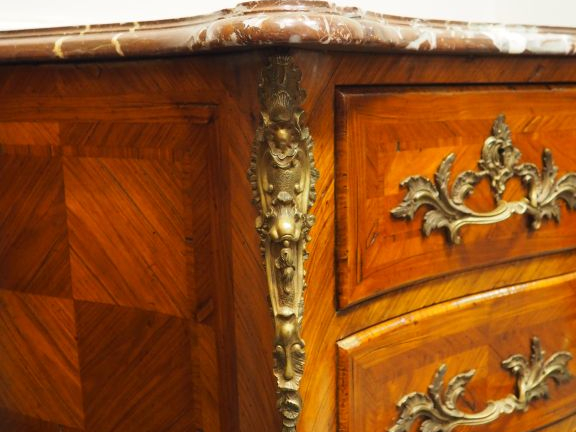 Commode de style Louis XV en frisage et ornementation de bronze à déco