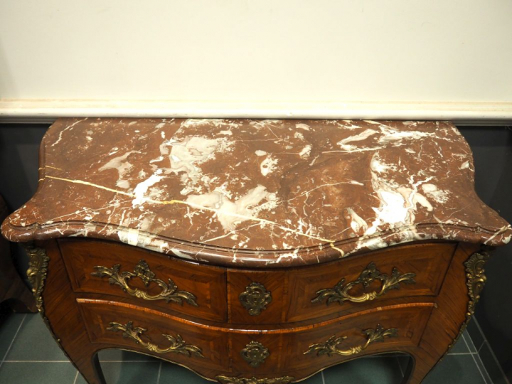 Commode de style Louis XV en frisage et ornementation de bronze à déco
