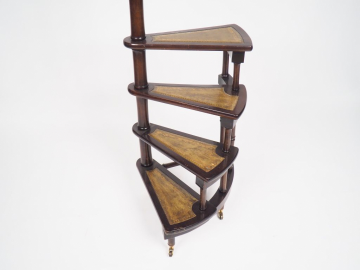 Escalier de bibliothèque en acajou, placage d'acajou et laiton, garnit