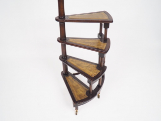 Vente aux enchères Escalier de bibliothèque en acajou, placage d'acajou et laiton, garnit