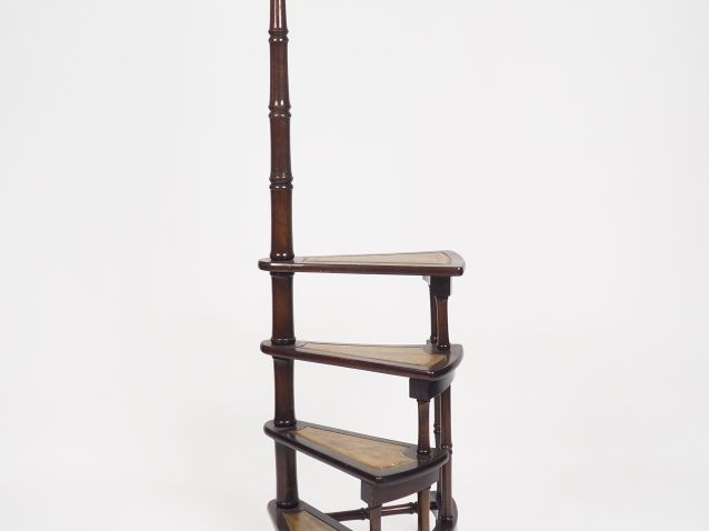 Escalier de bibliothèque en acajou, placage d'acajou et laiton, garnit