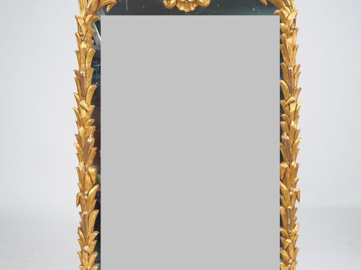 Console et miroir de style Louis XV en bois sculpté et doré à décor de