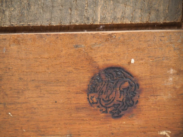 Console et miroir de style Louis XV en bois sculpté et doré à décor de