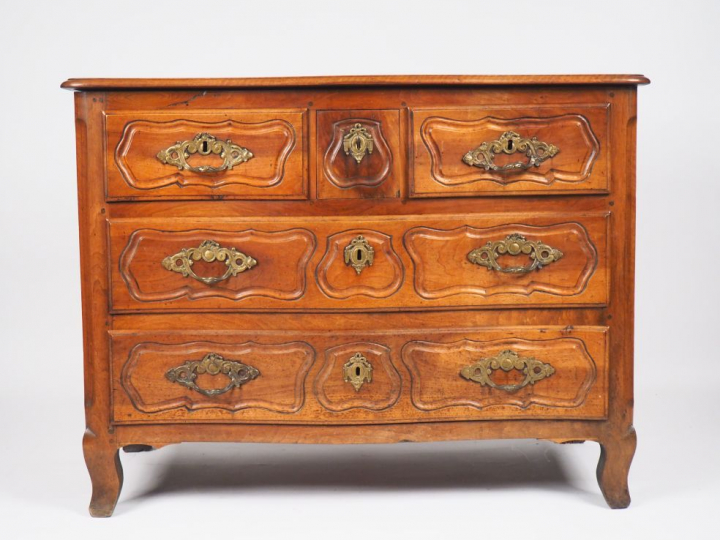 Commode XVIIIème en noyer mouluré et sculpté, ornementation de bronze,