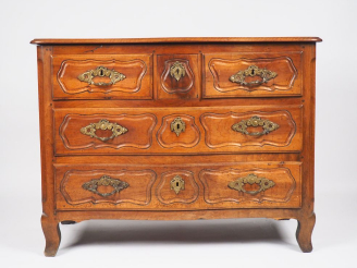 Vente aux enchères Commode XVIIIème en noyer mouluré et sculpté, ornementation de bronze,