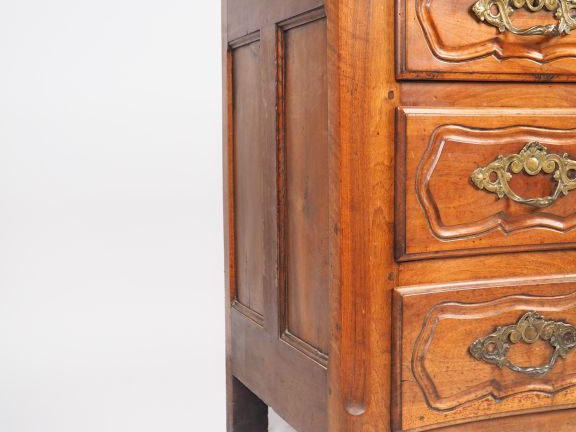 Commode XVIIIème en noyer mouluré et sculpté, ornementation de bronze,